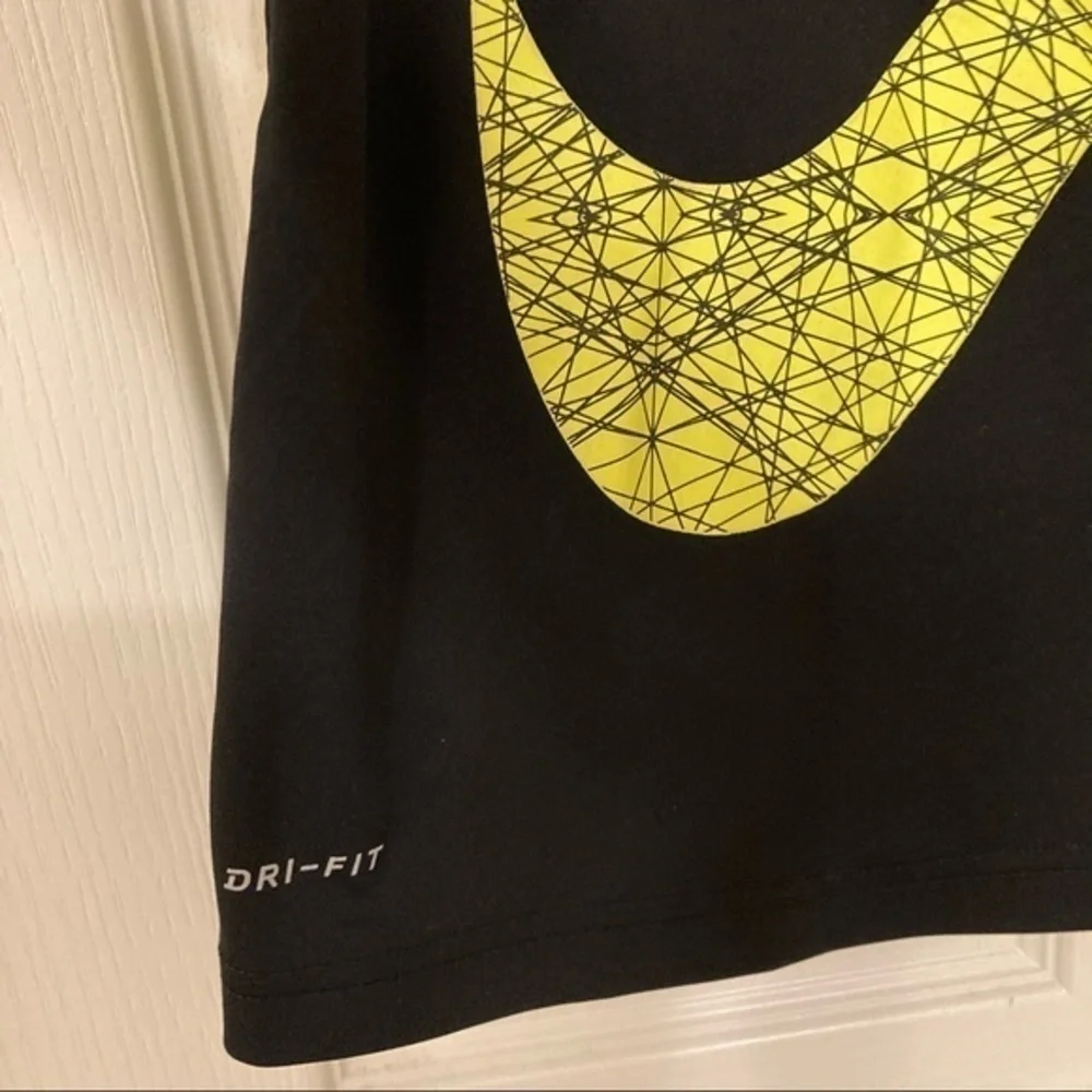 Big boys Nike DriFit long sleeve t-shirt size M